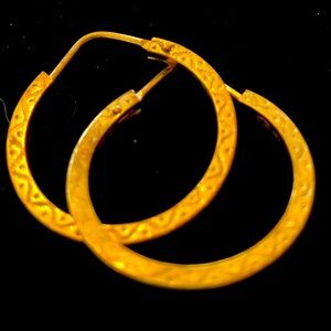 3/4 inch diameter 14k hoop earrings.